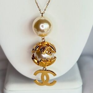Chic Gold and Pearl Necklace